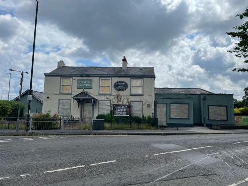 Timperley, Wood Lane, Hare & Hounds, Altrincham, WA15