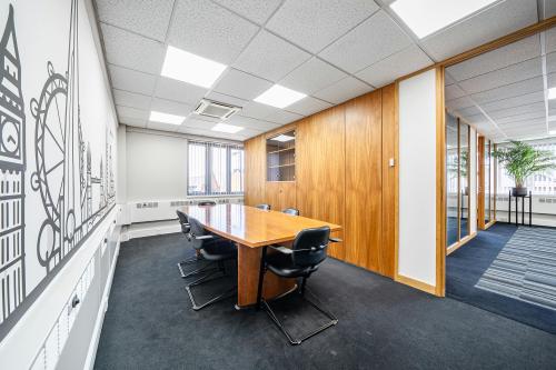 869A High Road, North Finchley, London, N12
