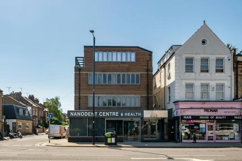 869A High Road, North Finchley, London, N12