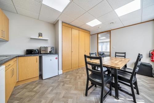869A High Road, North Finchley, London, N12
