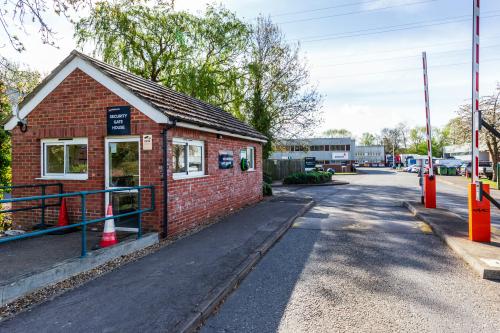 Unit 16, Stocklake Industrial Park, Farmbrough Close, Aylesbury, HP20
