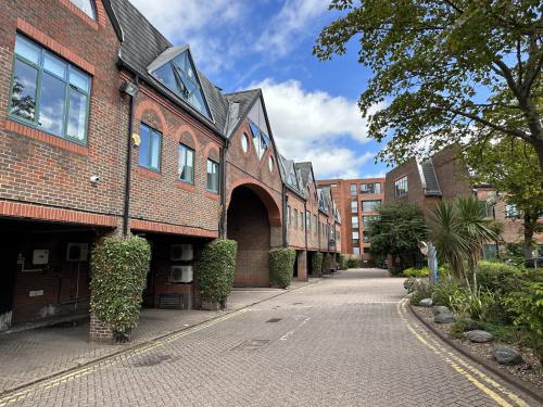 4 Warner House, Harrovian Business Village, Bessborough Road, Harrow, HA1