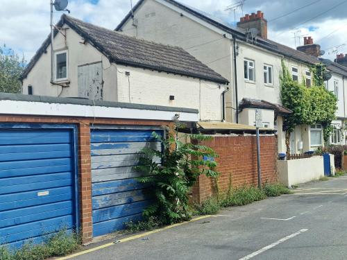 3A Kings Road, Woking, GU21