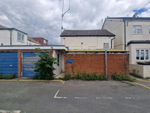 3A Kings Road, Woking, GU21