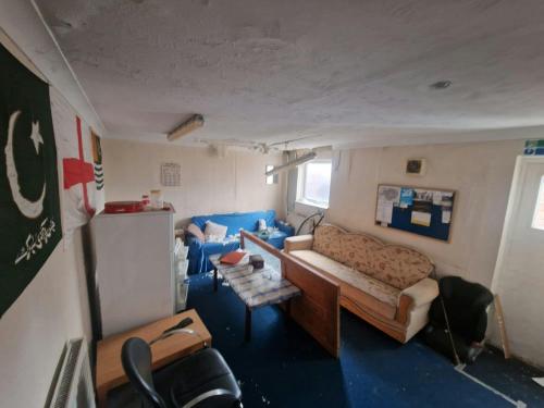 3A Kings Road, Woking, GU21