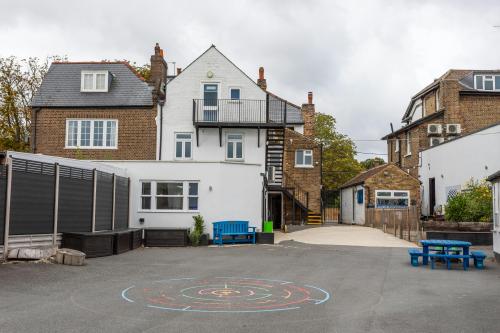 Avon House School, 490 - 494 High Road, Woodford Green, IG8