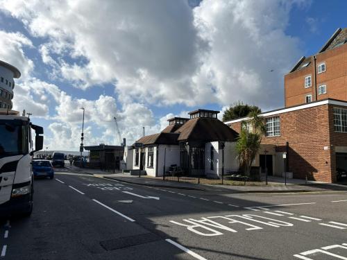 1 Old Orchard, Poole, BH15