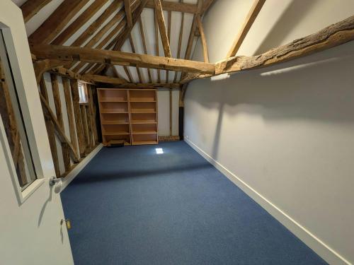 The Old Byre, Peper Harow Estate, Godalming, GU8