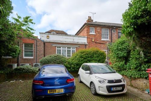 5 The Square, Petersfield, GU32