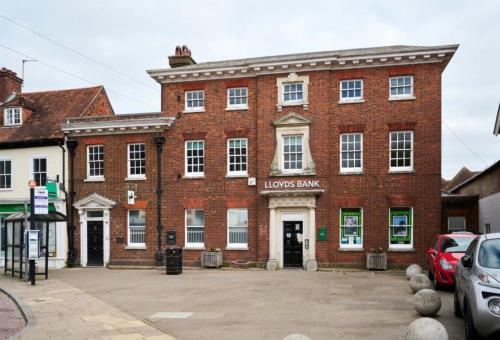 5 The Square, Petersfield, GU32